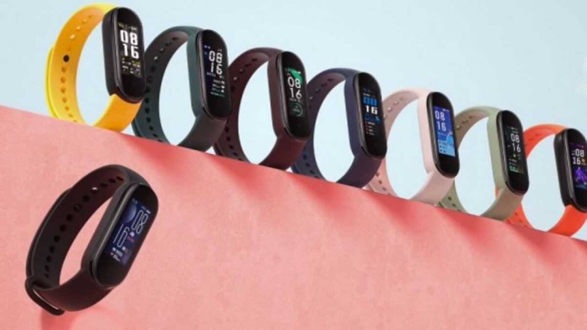 Многоцветные смарт-часы Xiaomi Mi Band 6 на презентации
