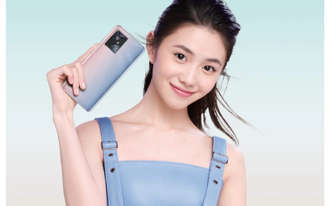 Девушка с белым смартфоном ZTE S30 Pro на плече