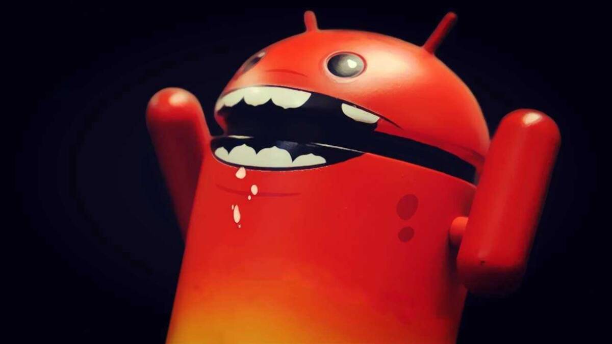 Демонический робот Android с открытым ртом и растрескавшейся головой