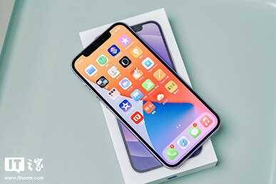 Фиолетовый iPhone 12 показали во всей красе 9 Мужчина с длинными темными волосами держит смартфон realme GT 8 Pro