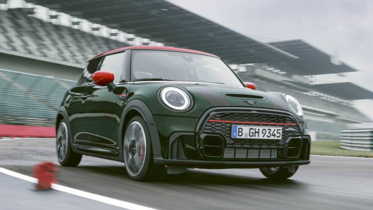 Mini Cooper JCW 2022 в движении на гоночной трассе, снимок обновленной модели JCW
