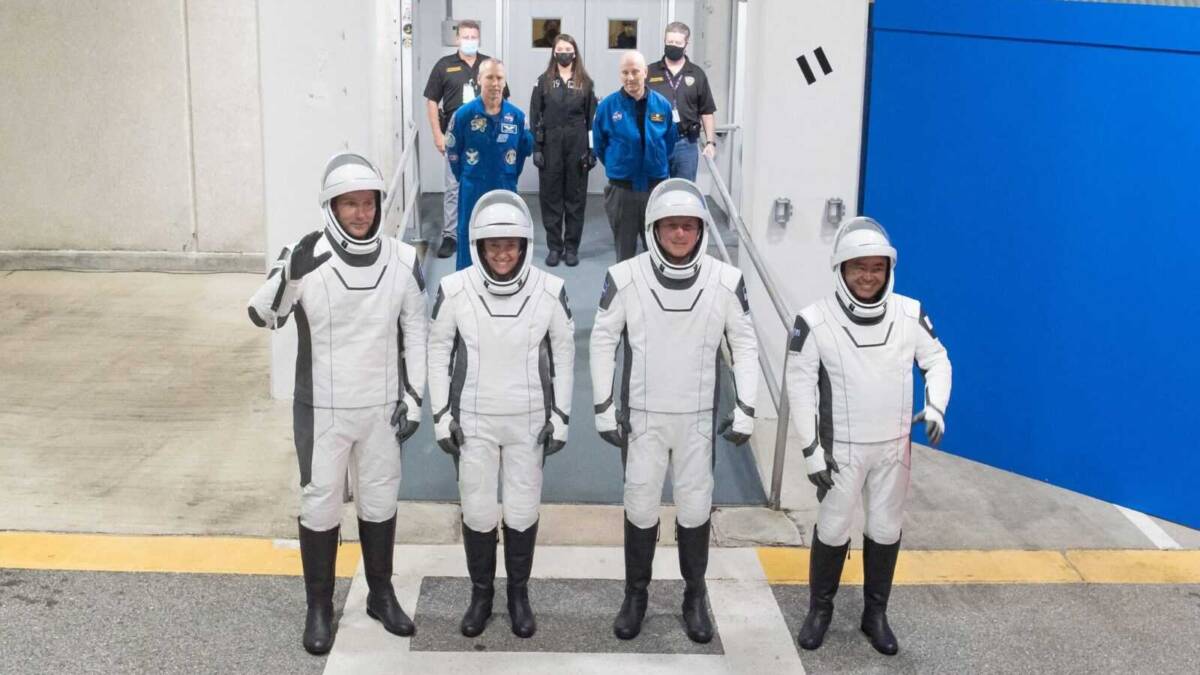 SpaceX запускает астронавтов для NASA: как смотреть трансляцию 3 Группа астронавтов и экипаж SpaceX перед посадкой