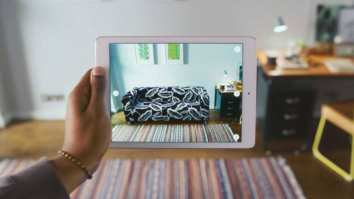 Планшет IKEA показывает изображение в комнате