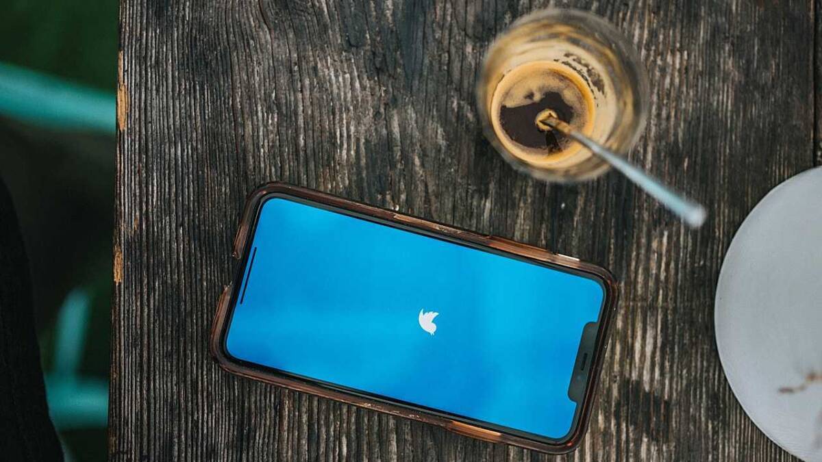 Смартфон с включенным экраном и логотипом Twitter