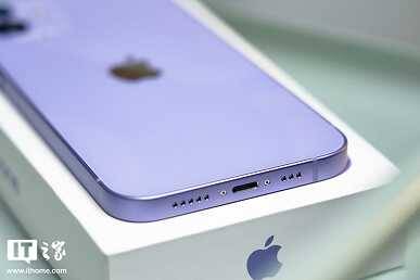 Фиолетовый iPhone 12 показали во всей красе 12 Игровая консоль PlayStation 5 с черной крышкой сбоку