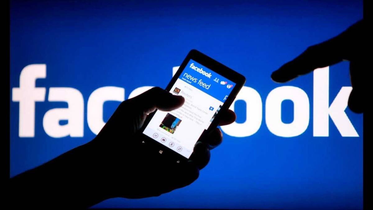 Instagram тестирует возможность отключения счётчиков лайков под постами 7 Смартфон с интерфейсом Facebook* на фоне логотипа Facebook*