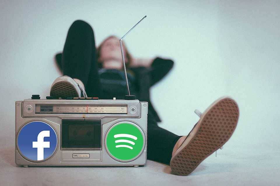 Project Boombox: мини-плеер для прослушивания подкастов и музыки из Spotify, который появится в приложениях FaceBook 3 Выступающий человек с радио на фоне статичной стены