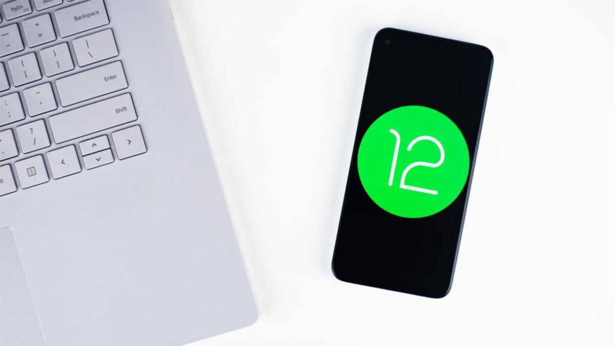 Android 12 представят в мае 2 Смартфон с изображением экрана и значком Android 12