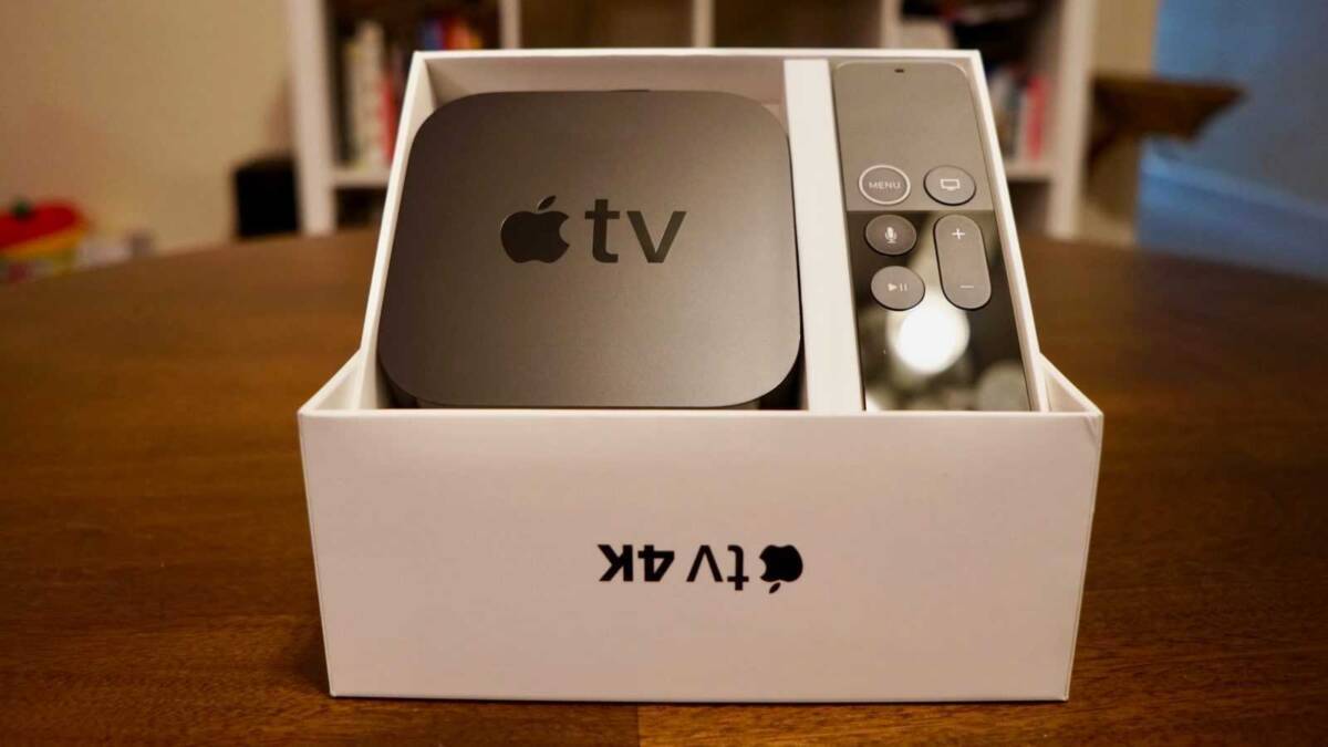 Официальная упаковка Apple TV 4K с пультом дистанционного управления на коробке