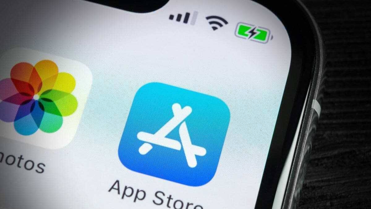 Apple допустит альтернативные платежные системы в App Store в Южной Корее 3 Экран iPhone с иконками App Store и Фото