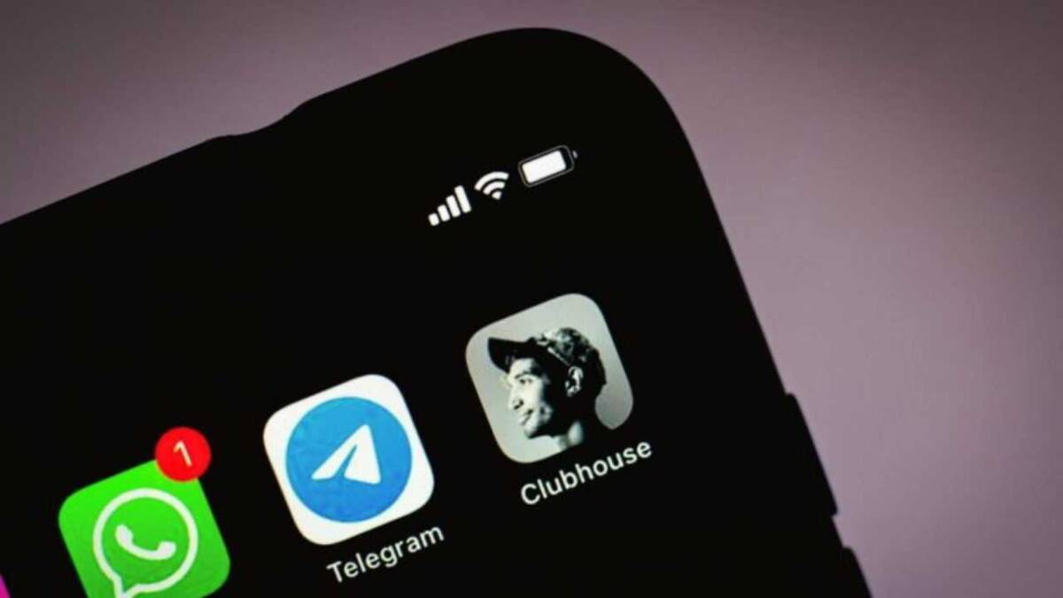 Популярность Clubhouse упала 5 Экран смартфона с иконками приложений WhatsApp Telegram и Clubhouse сверху