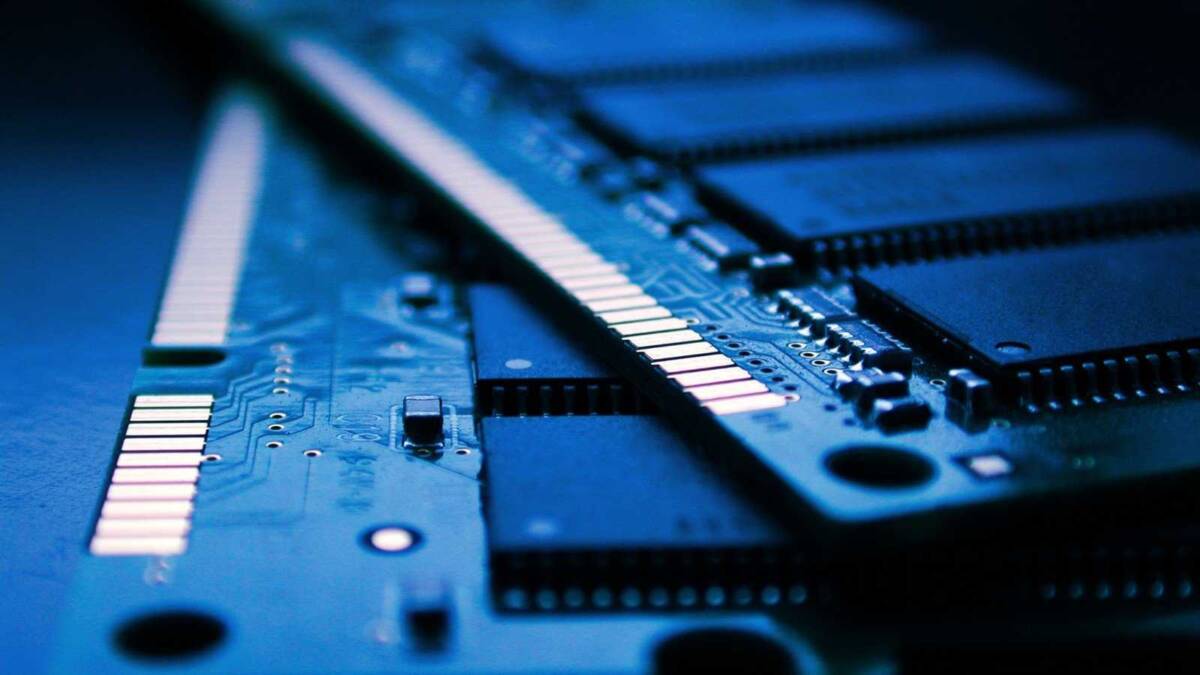 Модули оперативной памяти Crucial DDR5 на материнской плате для настольных компьютеров и ноутбуков