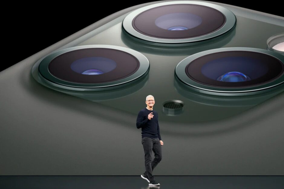 Генеральный директор Apple Тим Кук может покинуть компанию в ближайшие 10 лет 3 Крупный план камеры iPhone 15 с тремя линзами