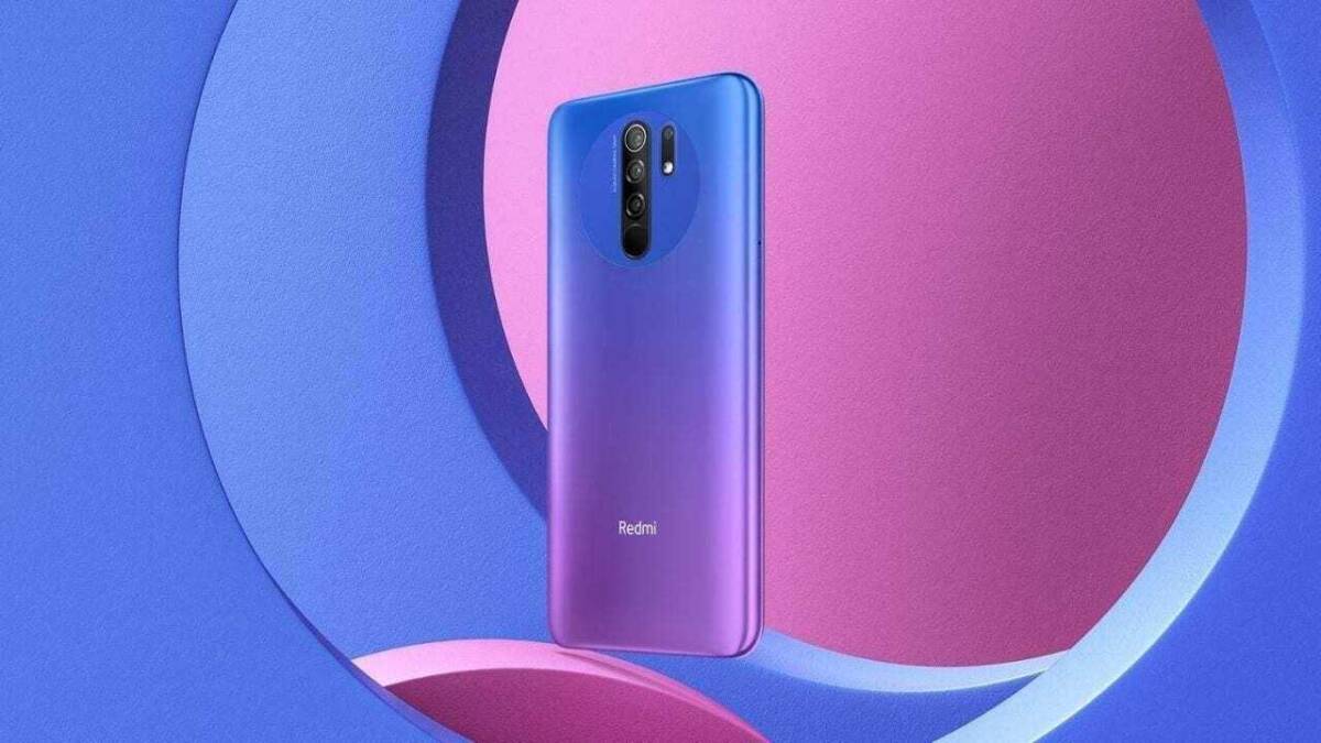 Синий смартфон Redmi с геометрическим фоном перед презентацией конкурента Realme GT Neo