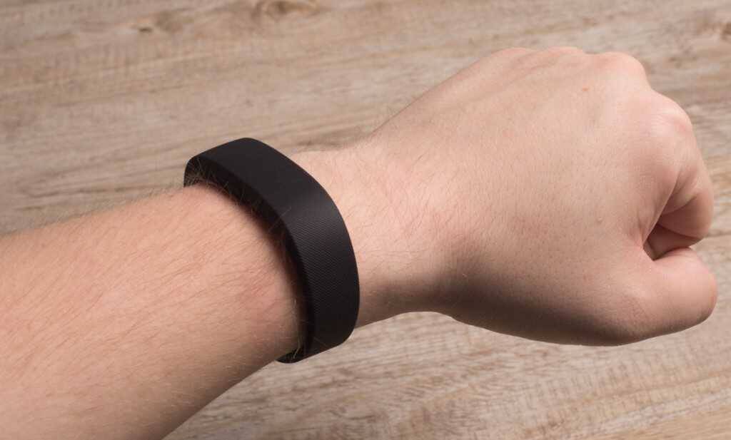 Sony SmartBand: впечатления редактора 9 Черный ремешок Sony SmartBand на руке со зрительным наблюдением