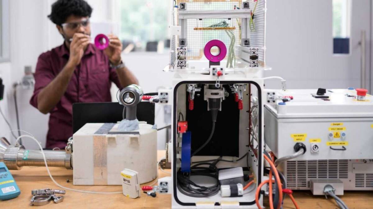 Рабочая установка исследовательского оборудования Dyson с электронными компонентами