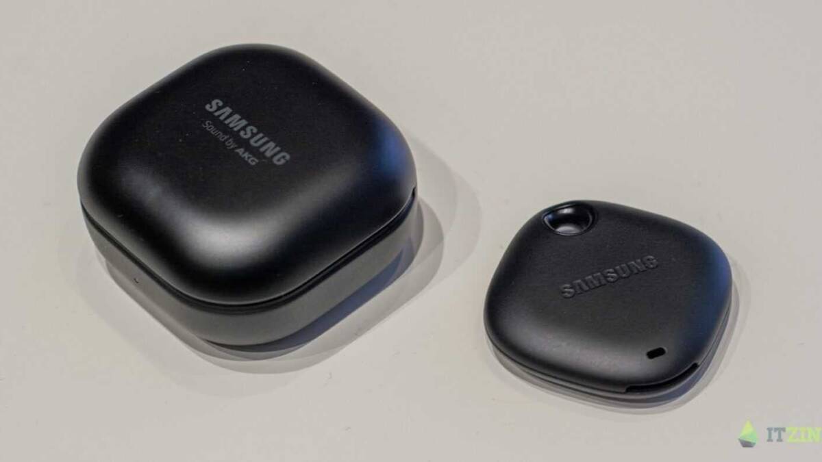 Четыре устройства Samsung Galaxy SmartTag и чехол для них видны на столе