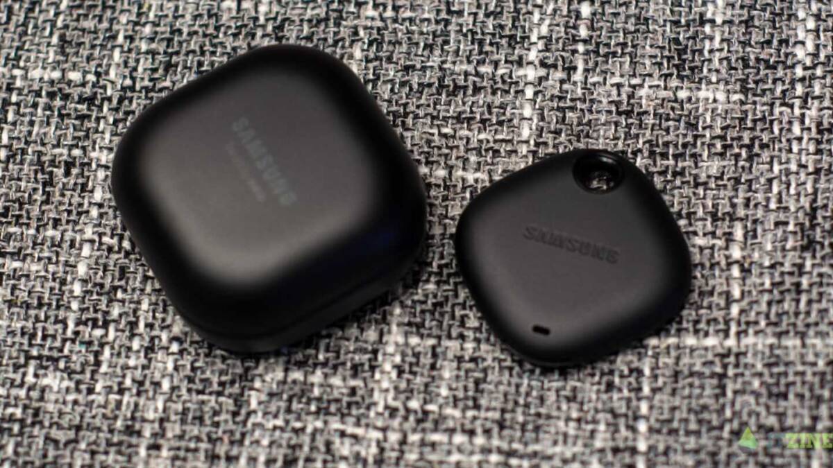 Кейс для наушников Samsung Galaxy SmartTag и сам ярлык на поверхности ткани