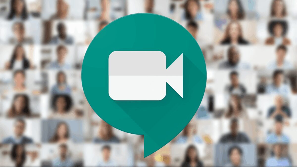 Логотип Google Meet на фоне сетки участников видеозвонка на смартфоне