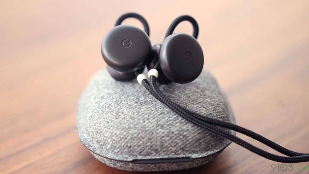 Наушники Google Pixel Buds с проводами на сером камне