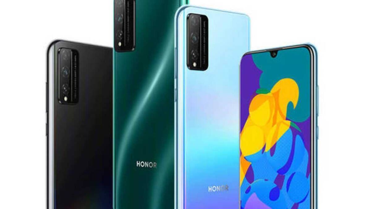 Магазин техники с тремя смартфонами Honor Play 5T Life на витрине