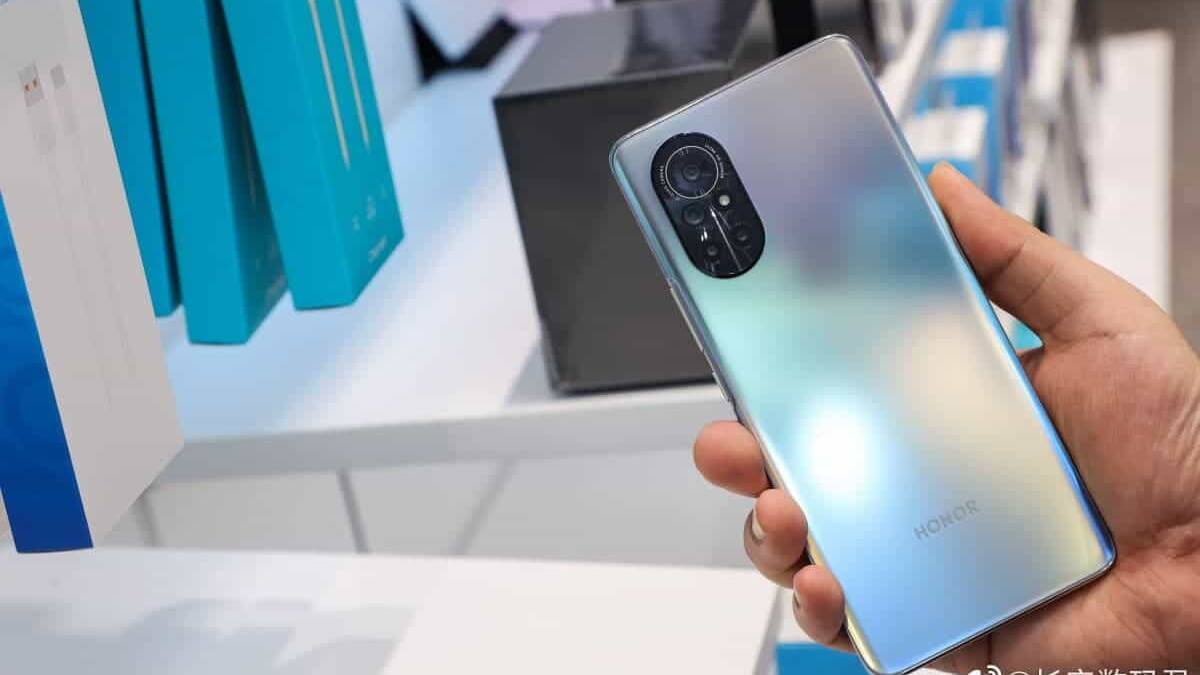 Задняя часть смартфона Honor 50 с тремя камерами