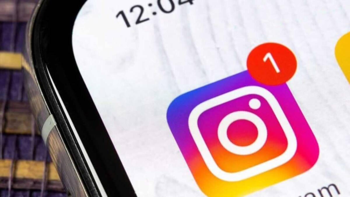 Instagram тестирует возможность отключения счётчиков лайков под постами 6 Иконка приложения Instagram* на смартфоне вблизи