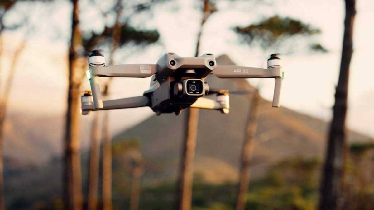 Беспилотник DJI Air 2S в полёте среди деревьев