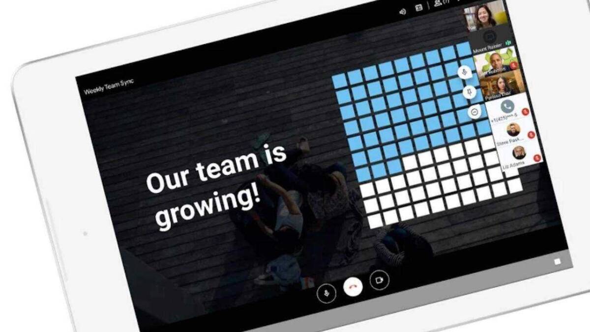 Экран планшета с интерфейсом Google Meet и чатом
