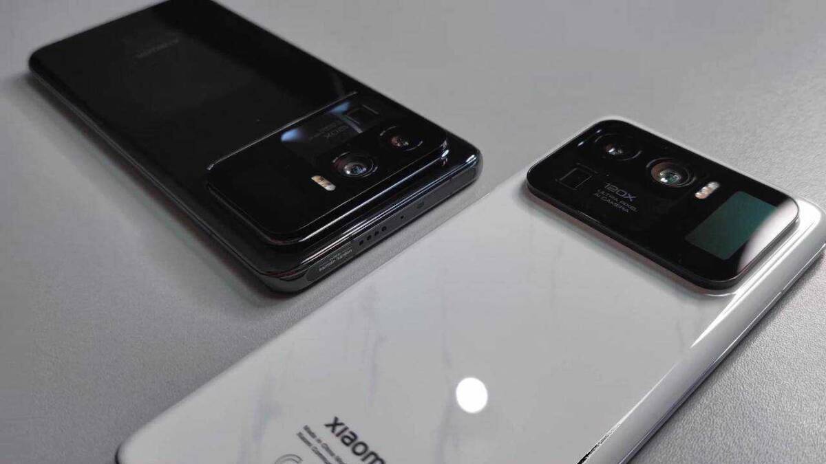 Два смартфона Xiaomi Mi 11 Ultra на плоской поверхности