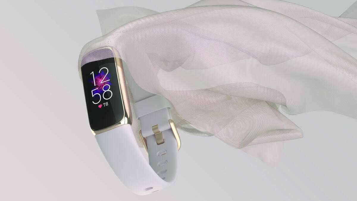 Фитнес-браслет Fitbit Luxe с белым ремешком и дисплеем