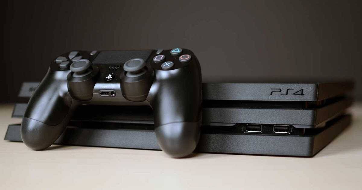 В России перестали продавать консоли PS4 Slim и PS4 Pro 3 Игровая консоль PlayStation 4 Slim и контроллер на столе