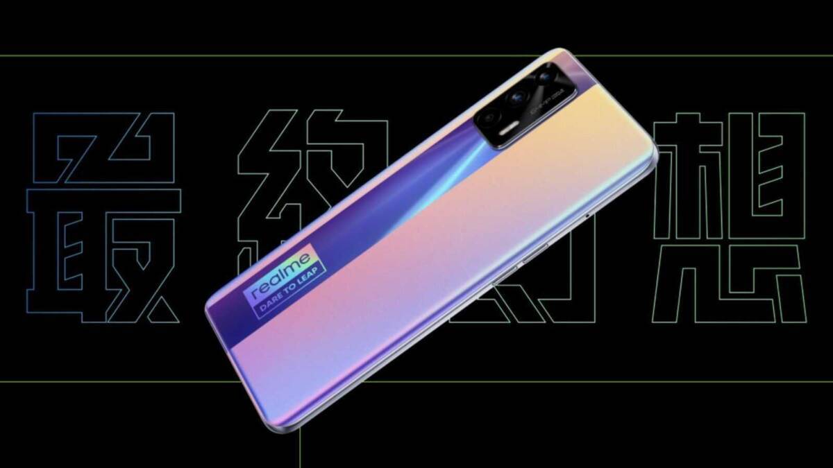 Смартфон Realme с тремя камерами слева сверху и градиентным дизайном