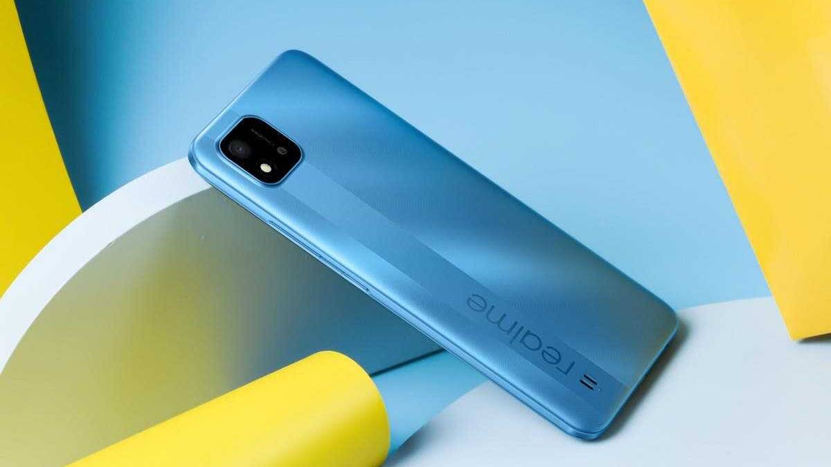 Realme готовит смартфон на основе Dimensity 1100 4 Синий смартфон Realme с тройной камерой и логотипом сбоку