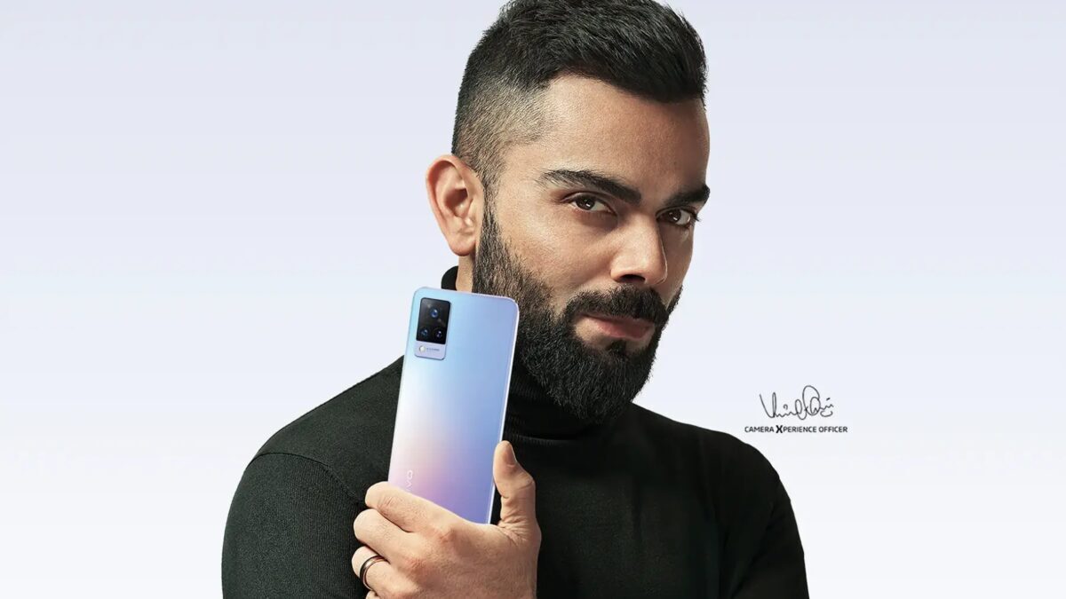 Фронтальный портретный снимок с смартфоном Vivo V21 в руке