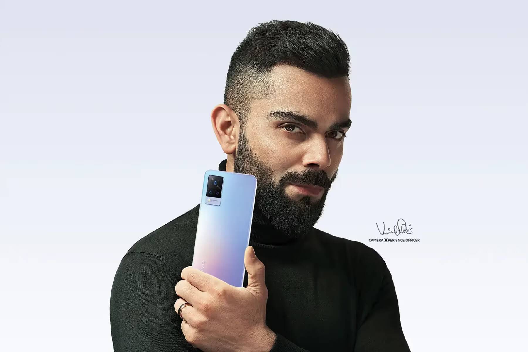 Фронтальный портретный снимок с смартфоном Vivo V21 в руке