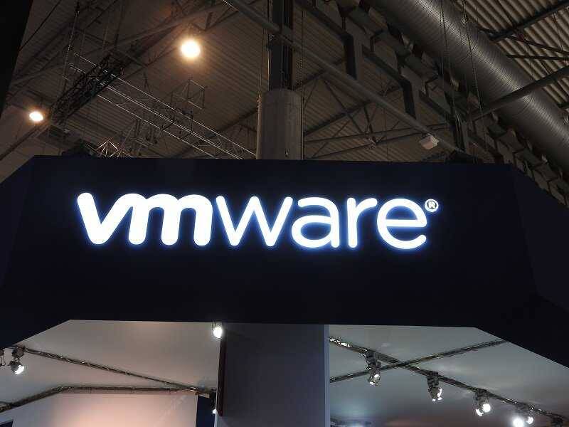 Вывеска VMware с яркой подсветкой логотипа внутри выставочного зала