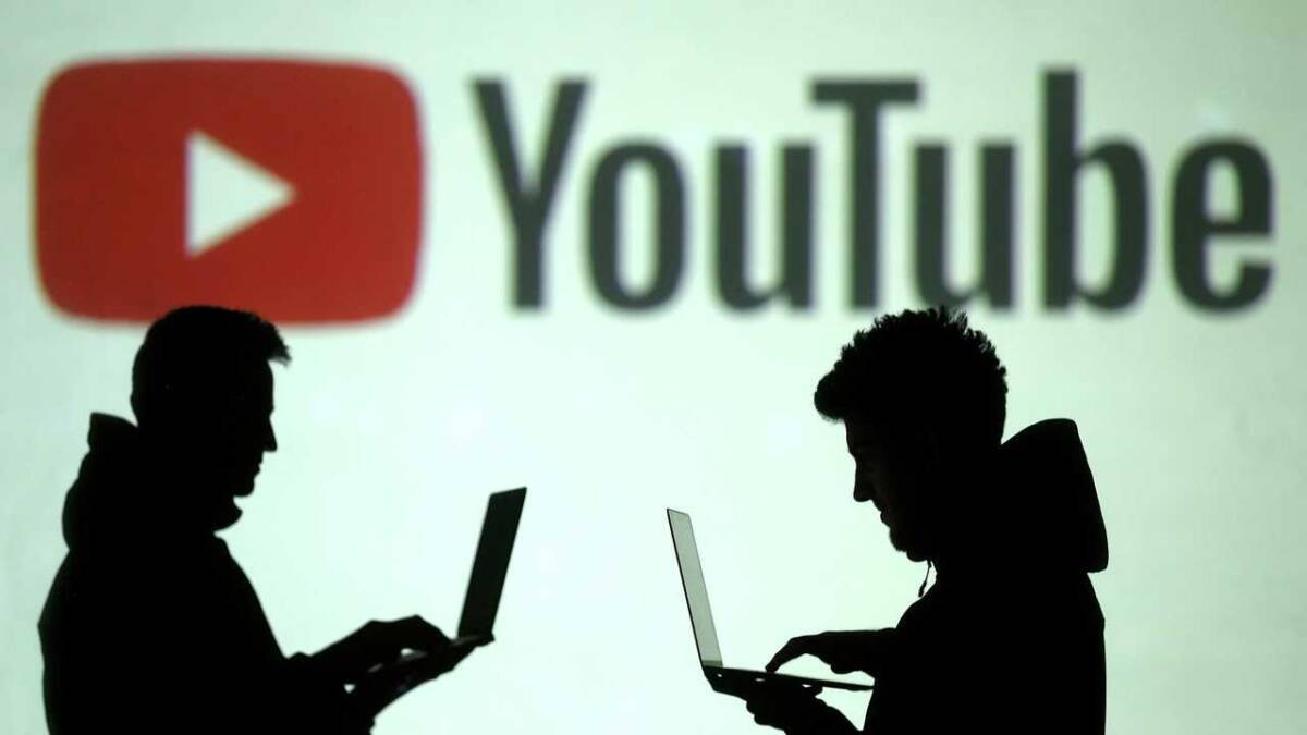 18+ YouTube разрешил зарабатывать на видео, в которых говорится о запрещённом 3 силуэты двух людей с ноутбуками перед логотипом YouTube