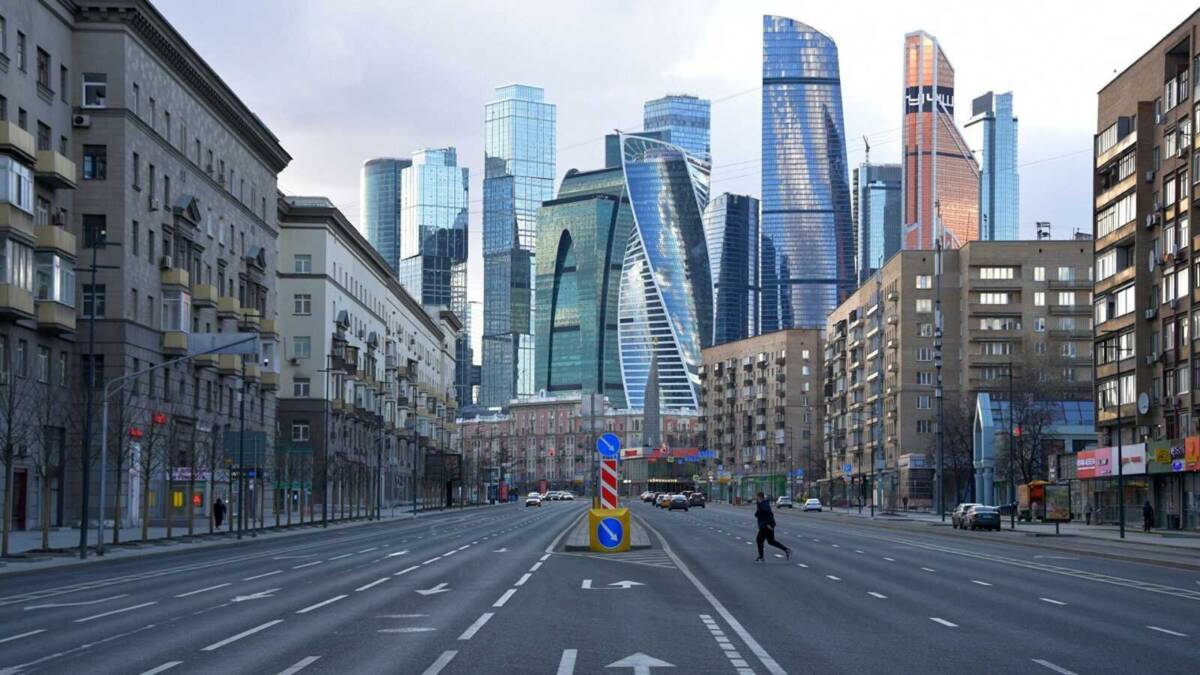 Современная Москва: городская улица с небоскребами и плотным дорожным движением в центре