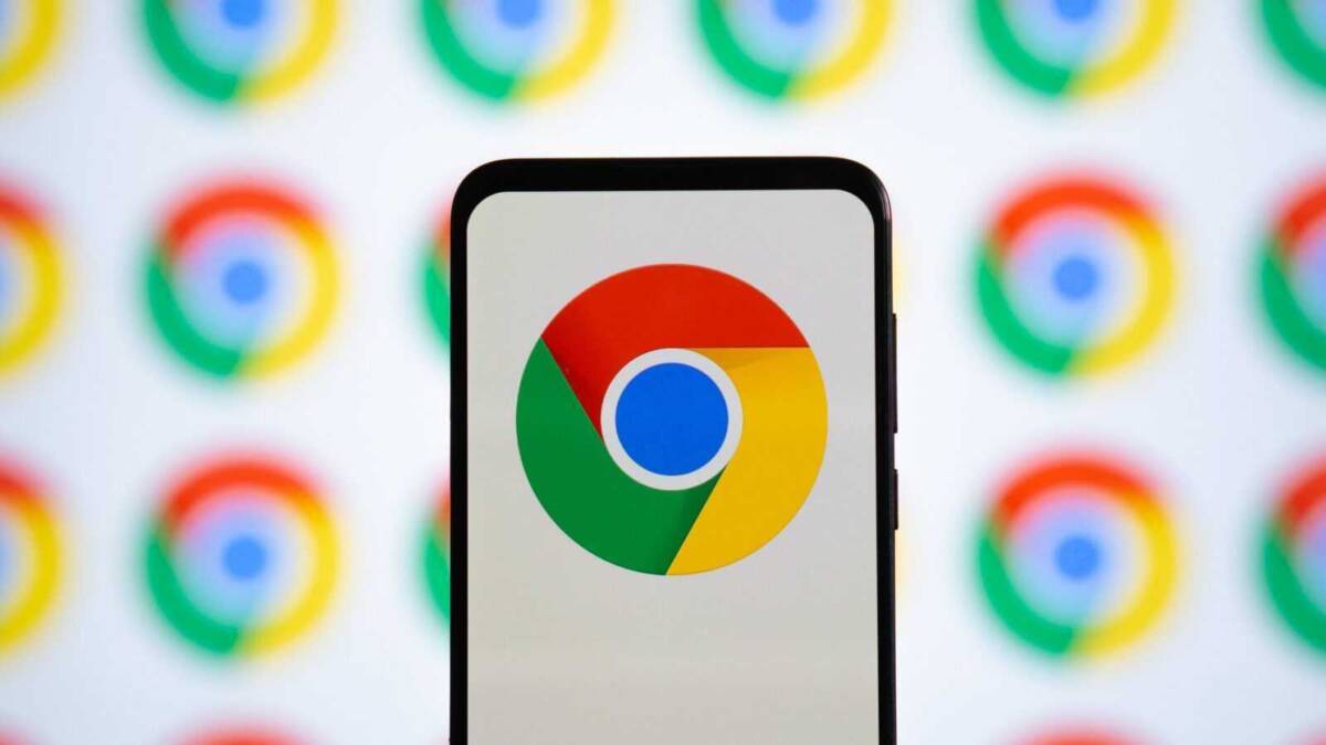 Обновление Chrome 91: заморозка вкладок и улучшенная масштабируемость на больших экранах 3 Экран смартфона с логотипом Google Chrome на фоне повторяющихся логотипов