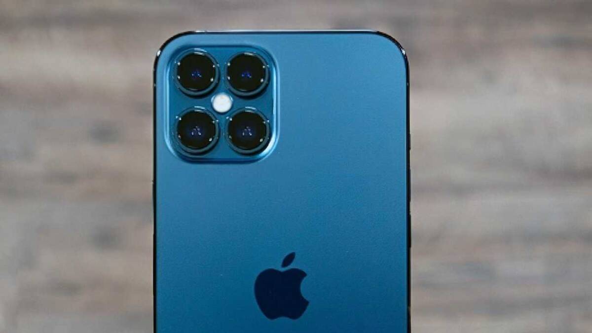 Задняя часть iPhone 13 с тремя камерами и логотипом Apple