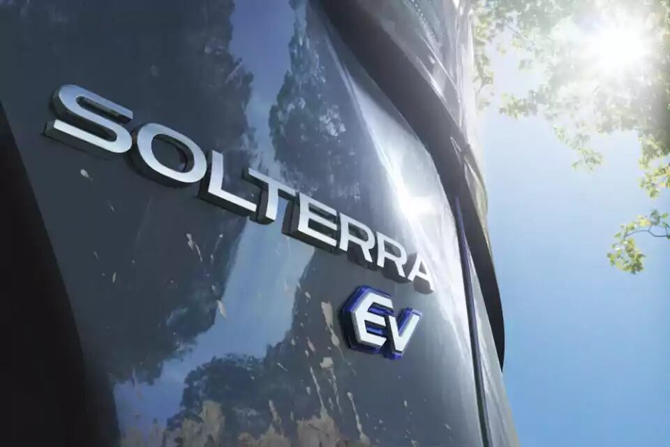 Логотип Subaru на кузове электромобиля EV Сольтерра