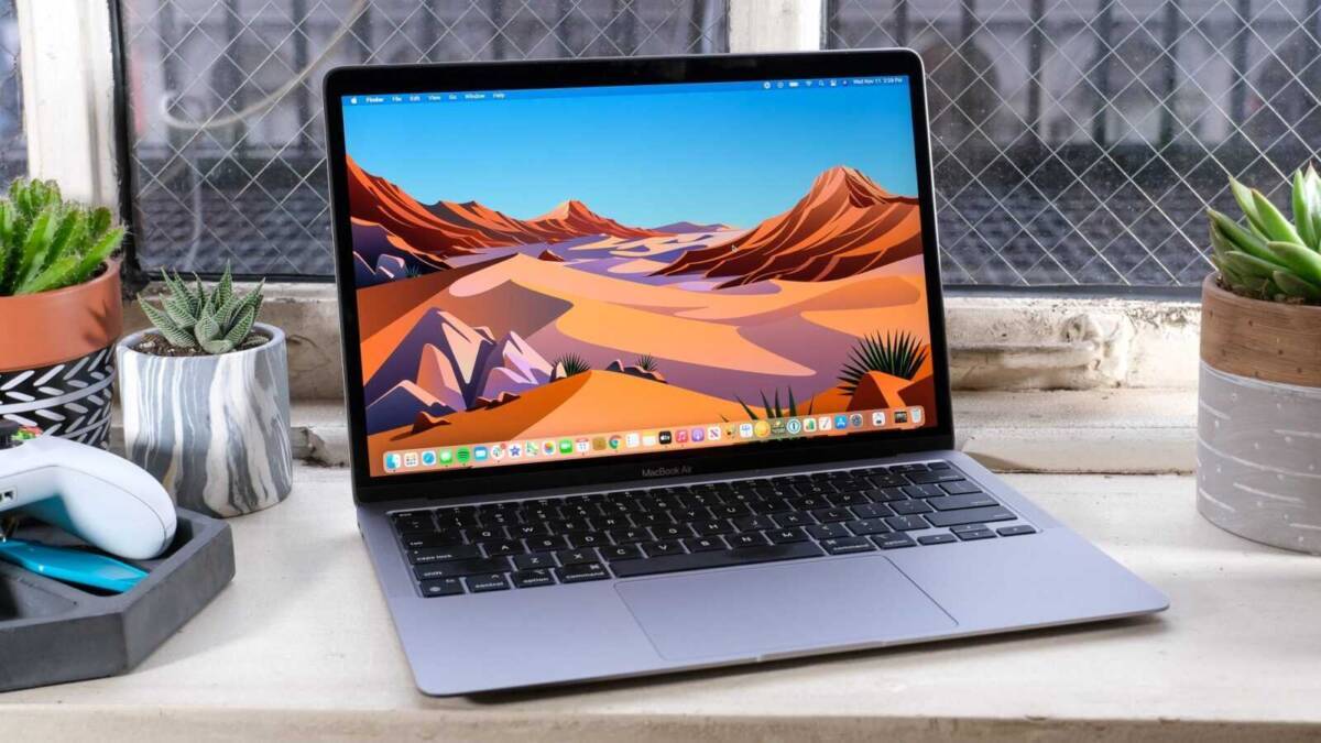 Ноутбук Apple MacBook Air с ярким красочным дисплеем на рабочем месте