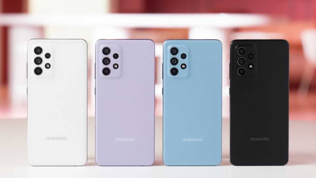 Четыре смартфона Samsung Galaxy A52 и A72 сзади