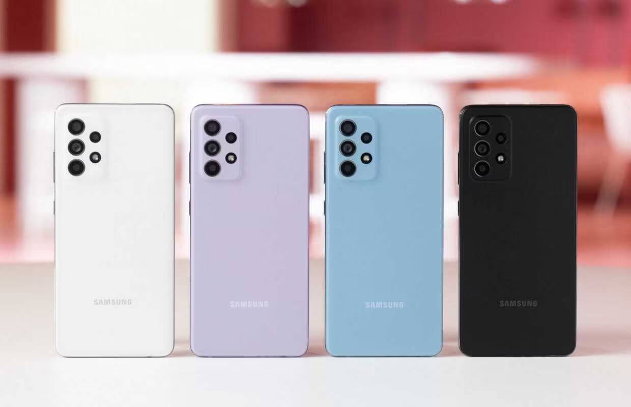 Четыре смартфона Samsung Galaxy A52 и A72 сзади