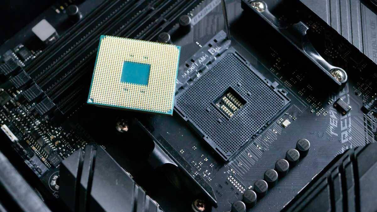 Процессор AMD Ryzen 8000 на материнской плате с сокетом AM5 и видеокартой