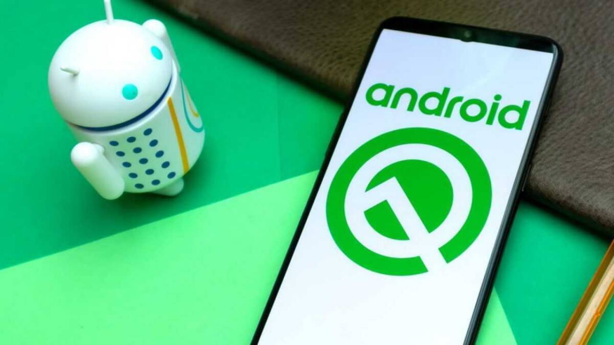 Смартфон с логотипом Android на экране, видны системные элементы интерфейса