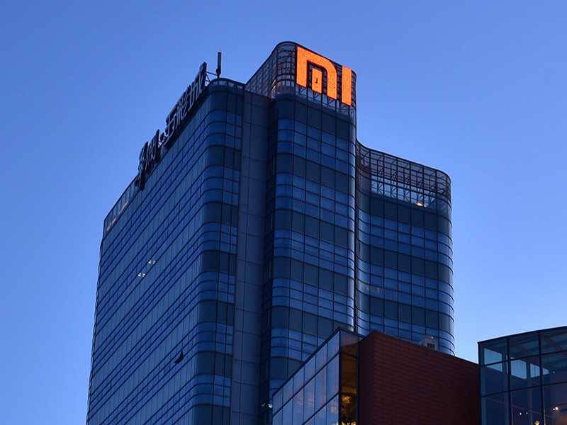 Суд решил исключить Xiaomi из санкционного списка США 5 Высотное современное офисное здание с логотипом Xiaomi