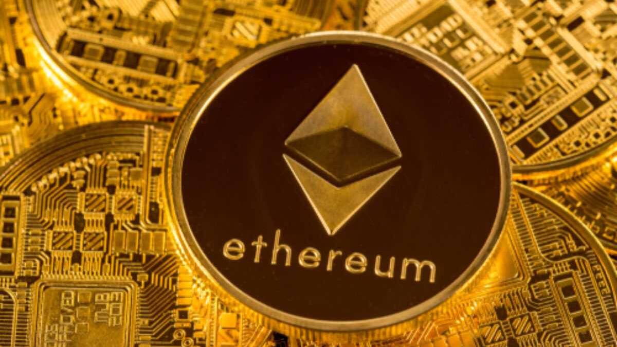 Монета Ethereum на фоне золотых цифровых чипов и схем