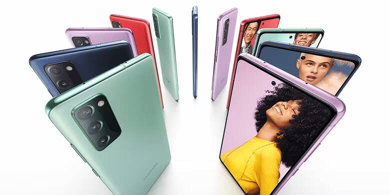Многоцветные смартфоны Samsung Galaxy S20 FE с задней камерой и передним дисплеем